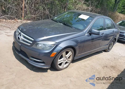 2011 Mercedes-Benz C 300 Luxury 4Matic/Sport 4Matic z USA, uszkodzony, nr VIN WDDGF8BB8BR183467